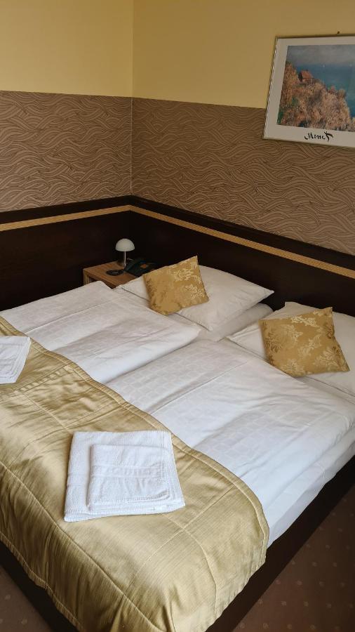 Hotel Cierny Orol Rožňava Zewnętrze zdjęcie