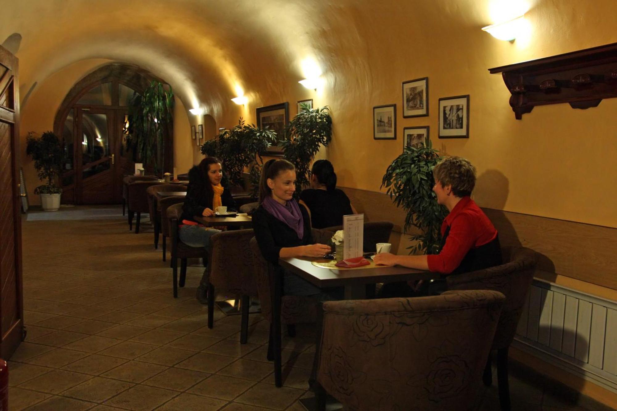 Hotel Cierny Orol Rožňava Zewnętrze zdjęcie