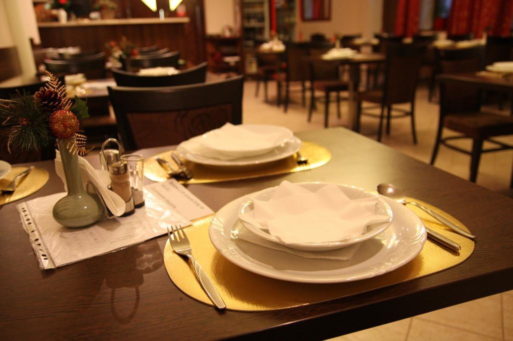 Hotel Cierny Orol Rožňava Zewnętrze zdjęcie