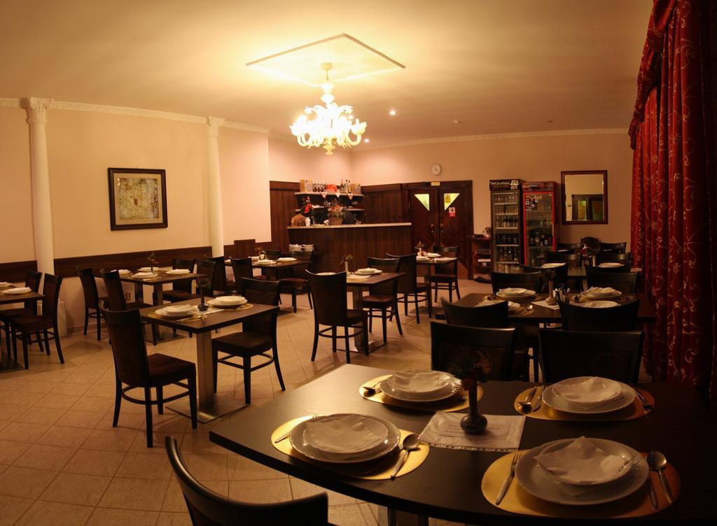 Hotel Cierny Orol Rožňava Zewnętrze zdjęcie